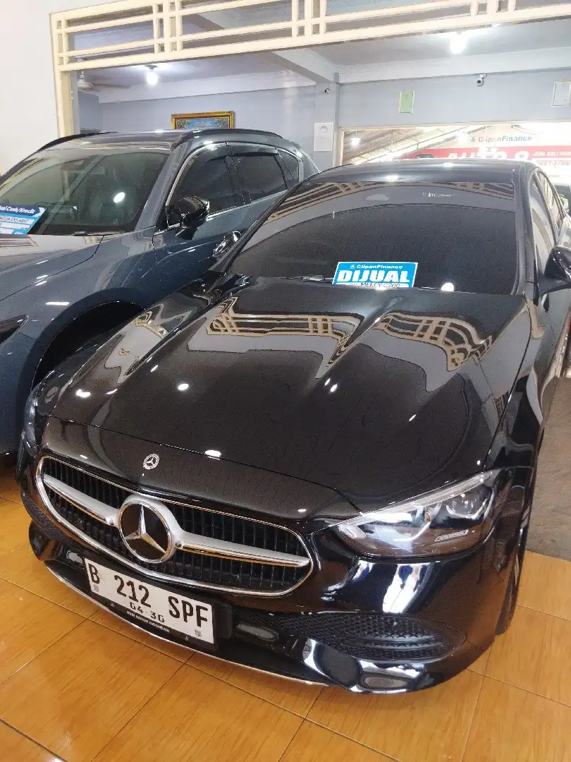 Foto Mobil Bekas Tampak Depan Mercedes-Benz C200 1.5 tahun 2024