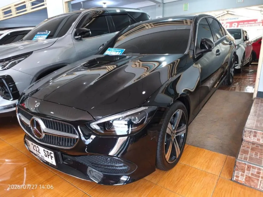Foto Mobil Bekas Tampak Samping Mercedes-Benz C200 1.5 tahun 2024