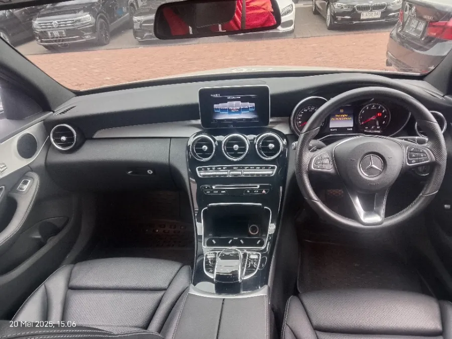 Foto Mobil Bekas Dashboard Mercedes-Benz C200 2.0 tahun 2017
