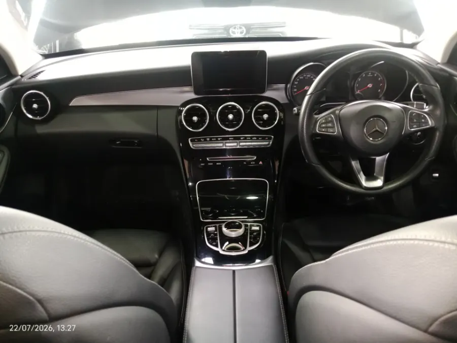 Foto Mobil Bekas Dashboard Mercedes-Benz C200 2.0 tahun 2017