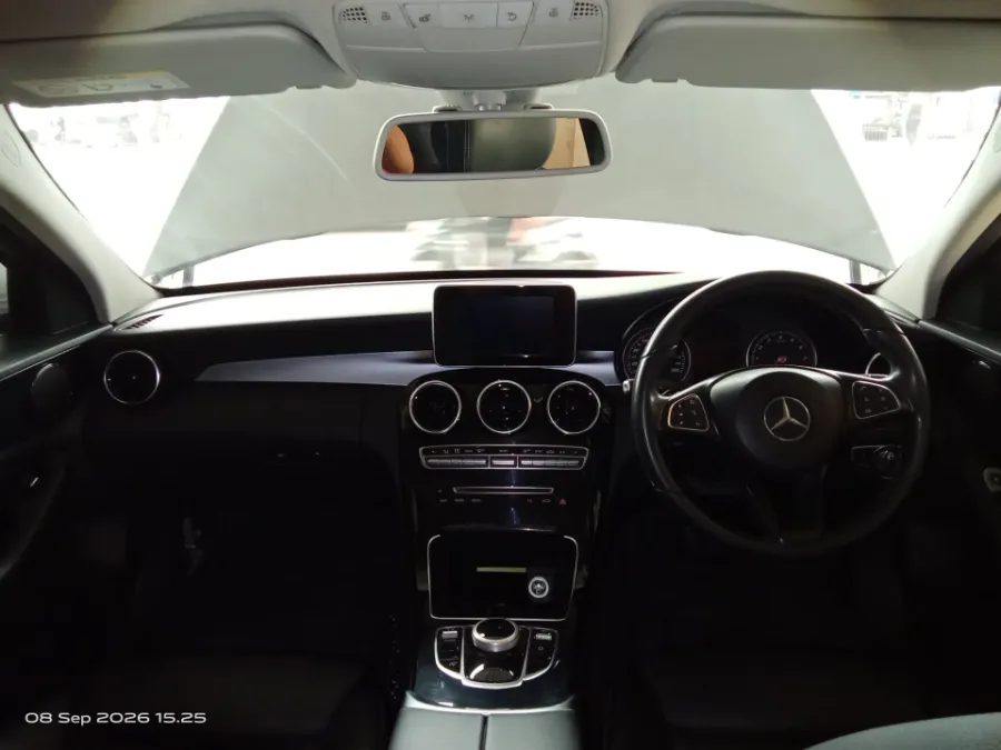 Foto Mobil Bekas Dashboard Mercedes-Benz C200 2.0 tahun 2017