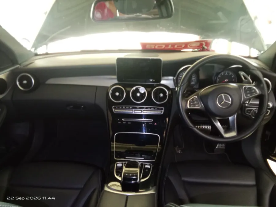 Foto Mobil Bekas Dashboard Mercedes-Benz C200 2.0 tahun 2017