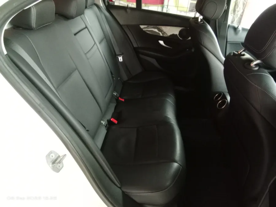 Foto Mobil Bekas Kabin Belakang Mercedes-Benz C200 2.0 tahun 2017