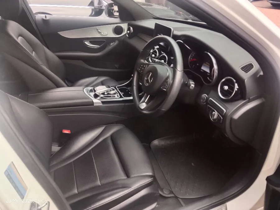 Foto Mobil Bekas Kabin Depan Mercedes-Benz C200 2.0 tahun 2017