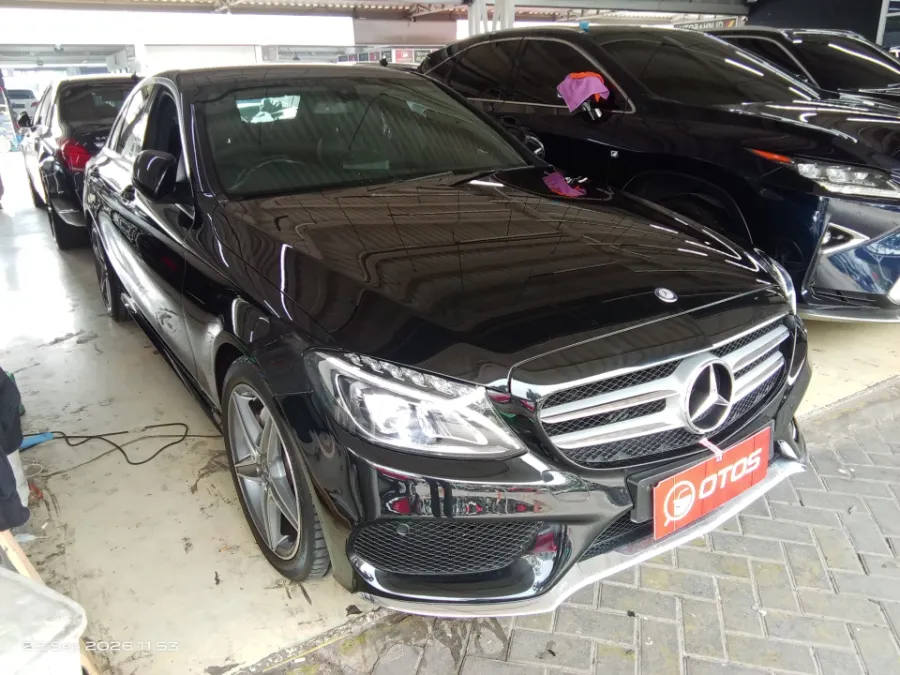 Foto Mobil Bekas Kanan Depan Mercedes-Benz C200 2.0 tahun 2017
