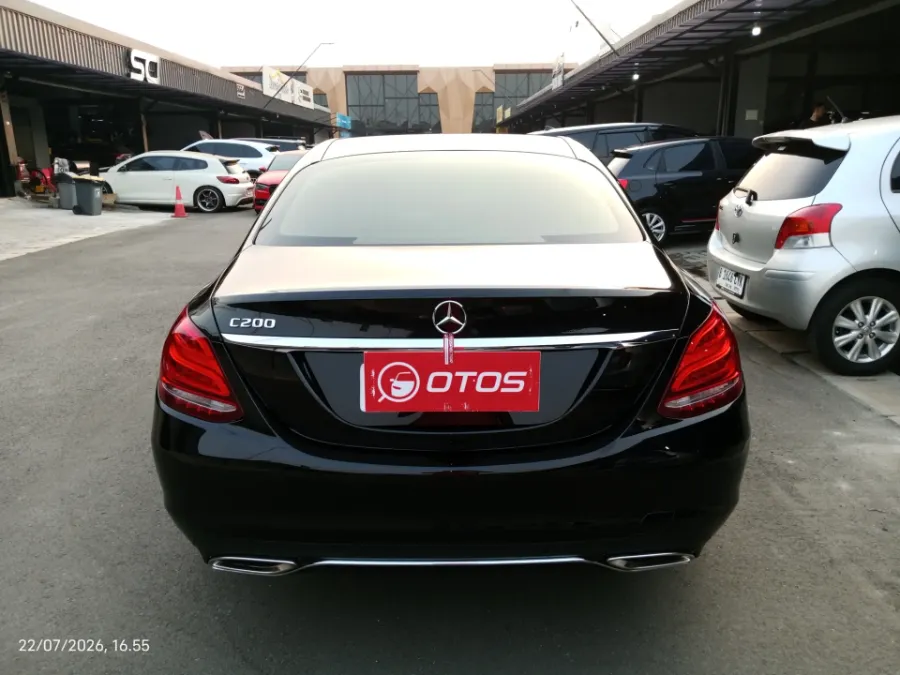 Foto Mobil Bekas Tampak Belakang Mercedes-Benz C200 2.0 tahun 2017