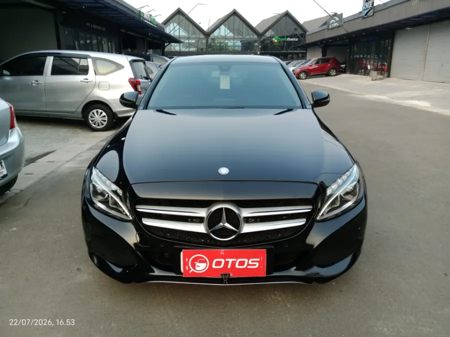 Foto Mobil Bekas Tampak Depan Mercedes-Benz C200 2.0 tahun 2017