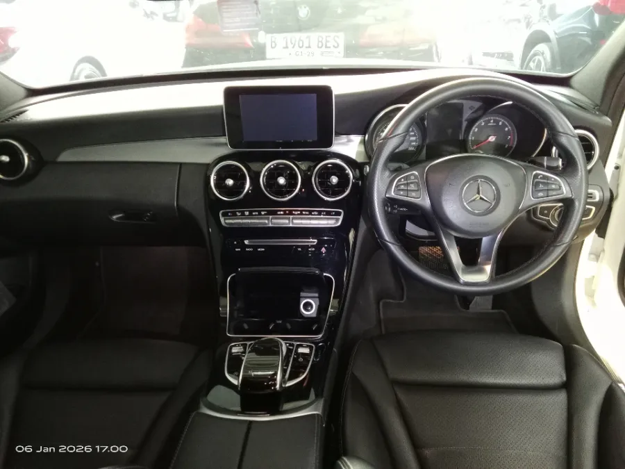 Foto Mobil Bekas Dashboard Mercedes-Benz C200 2.0 tahun 2018