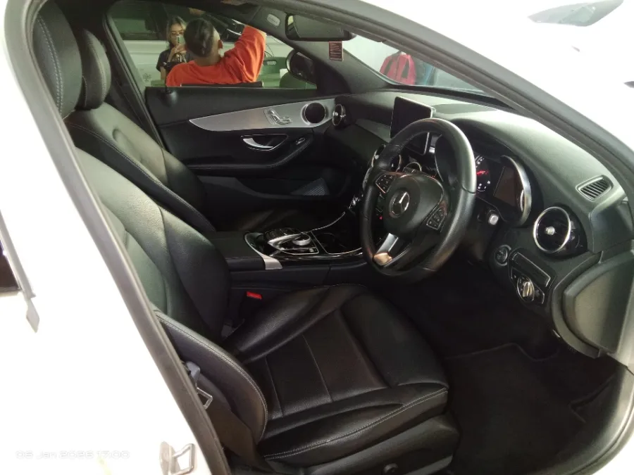 Foto Mobil Bekas Kabin Depan Mercedes-Benz C200 2.0 tahun 2018