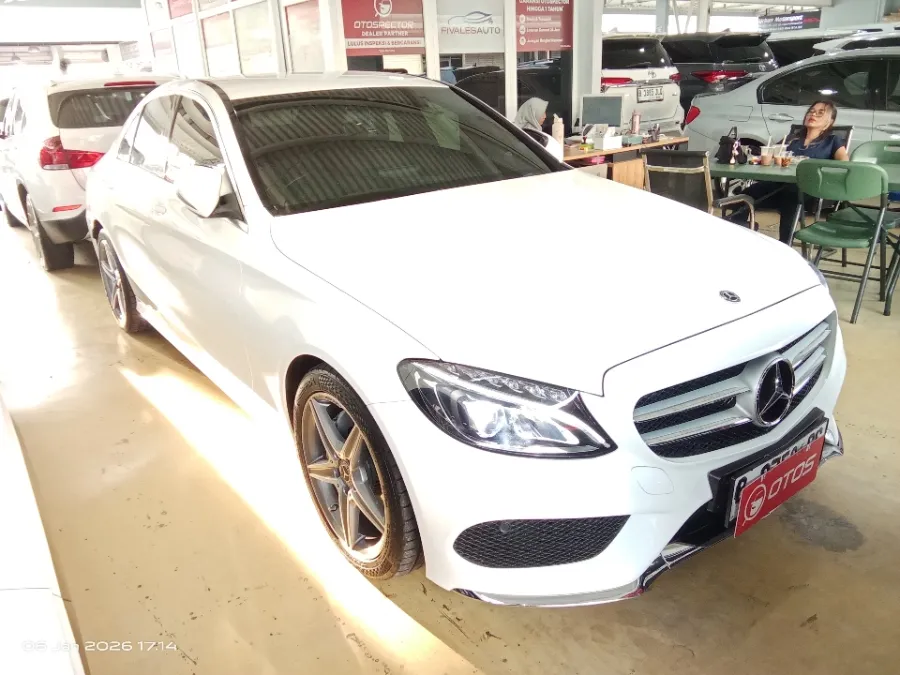 Foto Mobil Bekas Kanan Depan Mercedes-Benz C200 2.0 tahun 2018