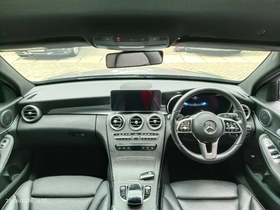 Foto Mobil Bekas Dashboard Mercedes-Benz C200 2.0 tahun 2021