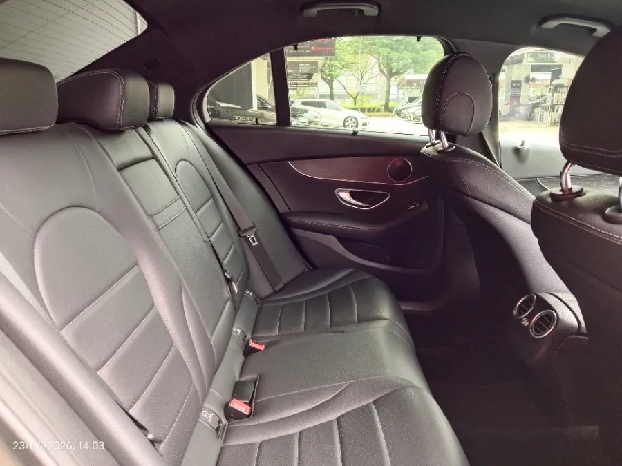Foto Mobil Bekas Kabin Belakang Mercedes-Benz C200 2.0 tahun 2021