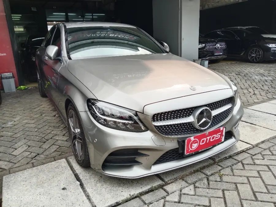 Foto Mobil Bekas Kanan Depan Mercedes-Benz C200 2.0 tahun 2021