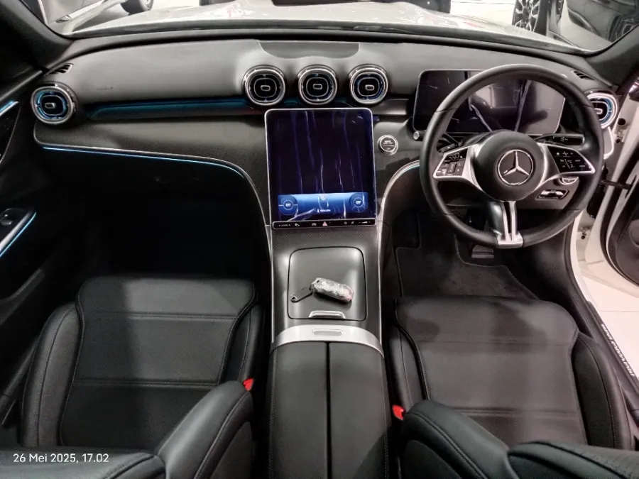 Foto Mobil Bekas Dashboard Mercedes-Benz C200 2.0 tahun 2023