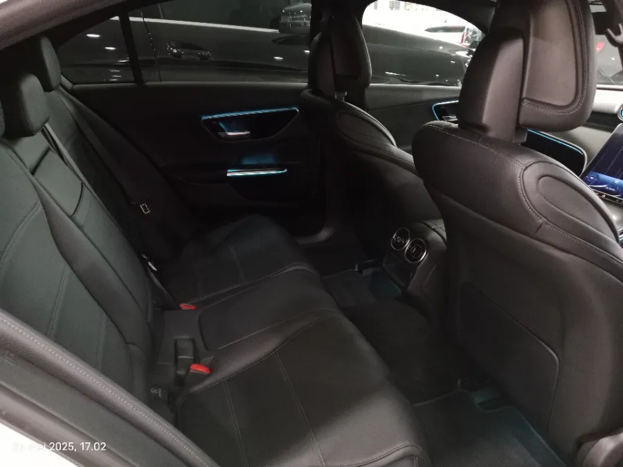 Foto Mobil Bekas Kabin Belakang Mercedes-Benz C200 2.0 tahun 2023
