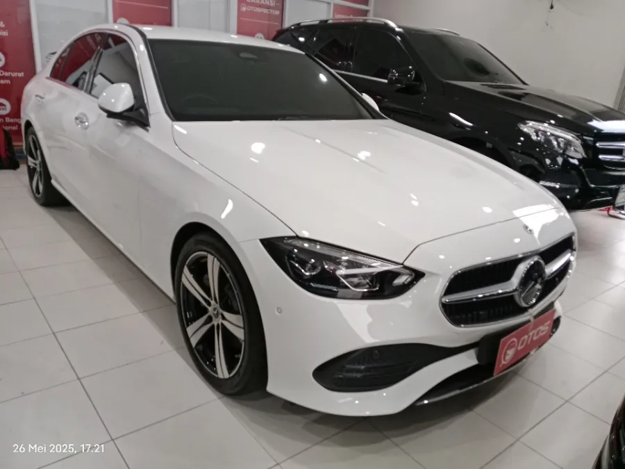 Foto Mobil Bekas Kanan Depan Mercedes-Benz C200 2.0 tahun 2023