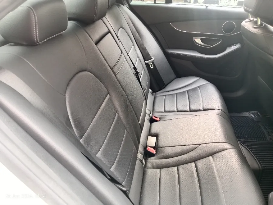 Foto Mobil Bekas Kabin Belakang Mercedes-Benz C200 2.0 AMG Line tahun 2020