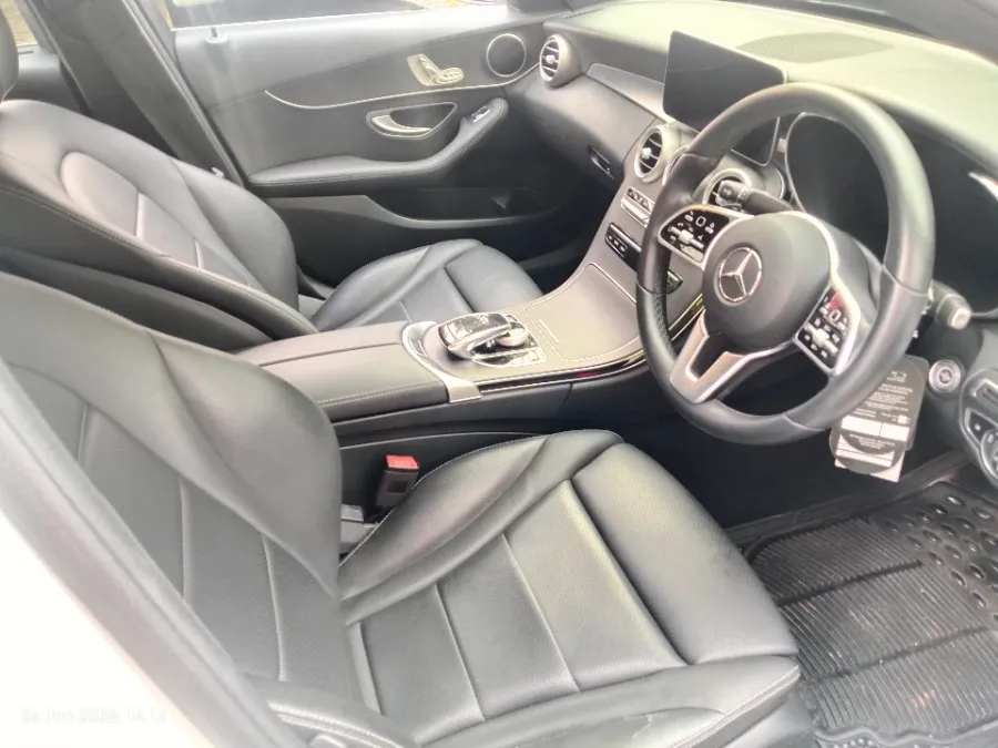 Foto Mobil Bekas Kabin Depan Mercedes-Benz C200 2.0 AMG Line tahun 2020
