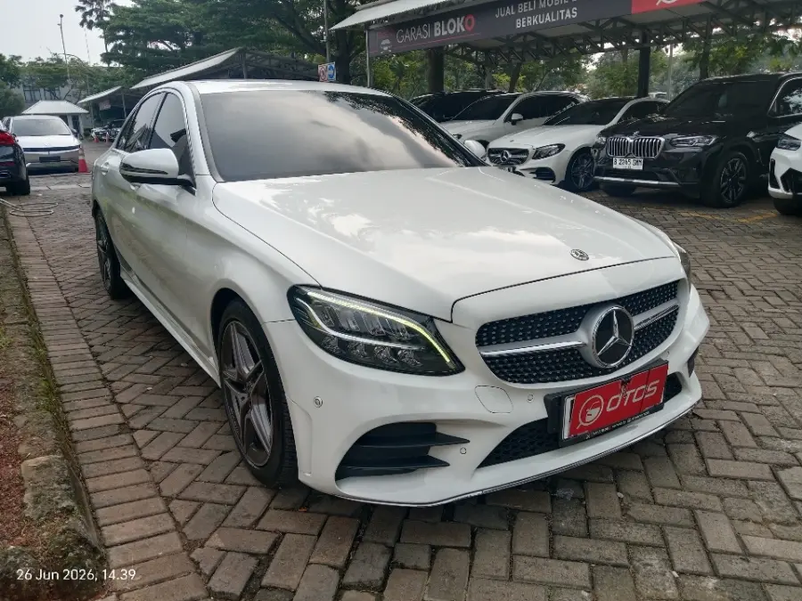 Foto Mobil Bekas Kanan Depan Mercedes-Benz C200 2.0 AMG Line tahun 2020