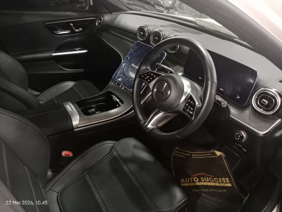 Foto Mobil Bekas Kabin Depan Mercedes-Benz C200 2.0 Avantgarde tahun 2022