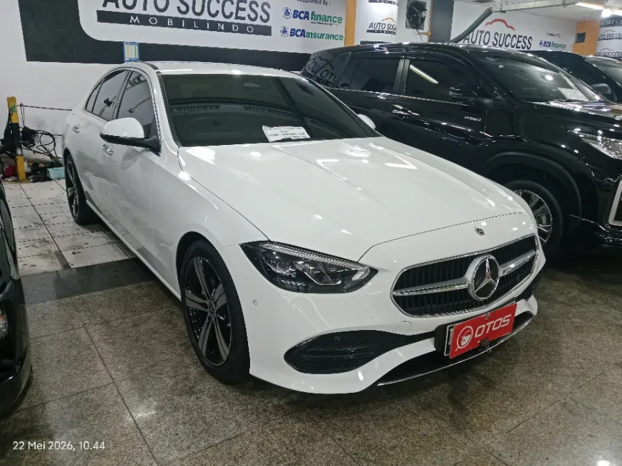 Foto Mobil Bekas Kanan Depan Mercedes-Benz C200 2.0 Avantgarde tahun 2022