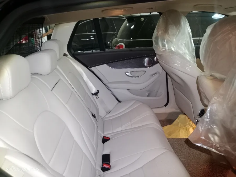 Foto Mobil Bekas Kabin Belakang Mercedes-Benz C200 2.0 S205 tahun 2019
