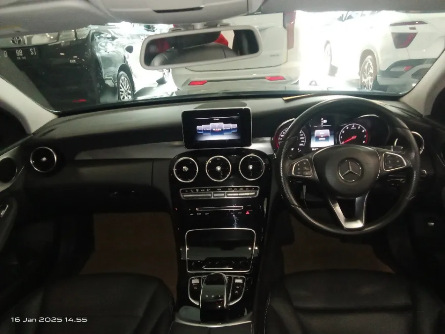Foto Mobil Bekas Dashboard Mercedes-Benz C200 2.0 W205 tahun 2014