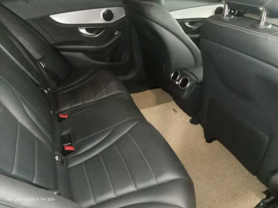 Foto Mobil Bekas Kabin Belakang Mercedes-Benz C200 2.0 W205 tahun 2014