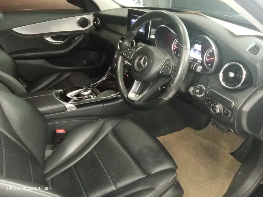 Foto Mobil Bekas Kabin Depan Mercedes-Benz C200 2.0 W205 tahun 2014