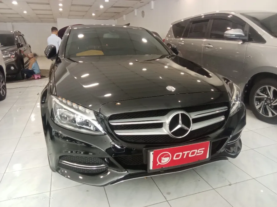 Foto Mobil Bekas Kanan Depan Mercedes-Benz C200 2.0 W205 tahun 2014