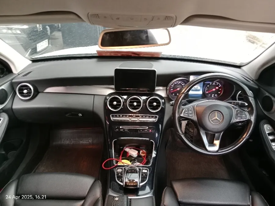 Foto Mobil Bekas Dashboard Mercedes-Benz C200 2.0 W205 tahun 2015