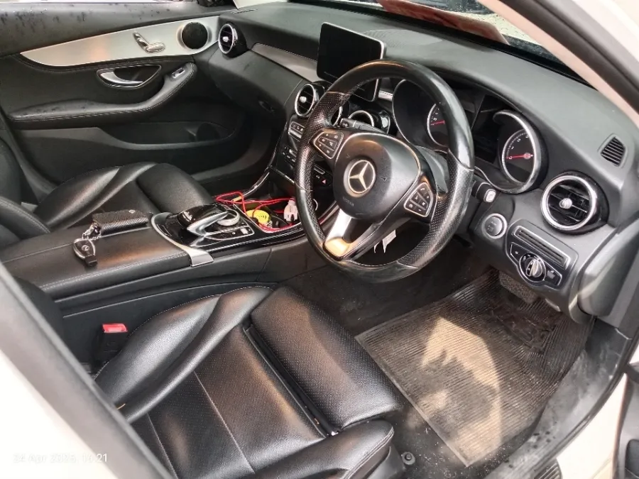 Foto Mobil Bekas Kabin Depan Mercedes-Benz C200 2.0 W205 tahun 2015