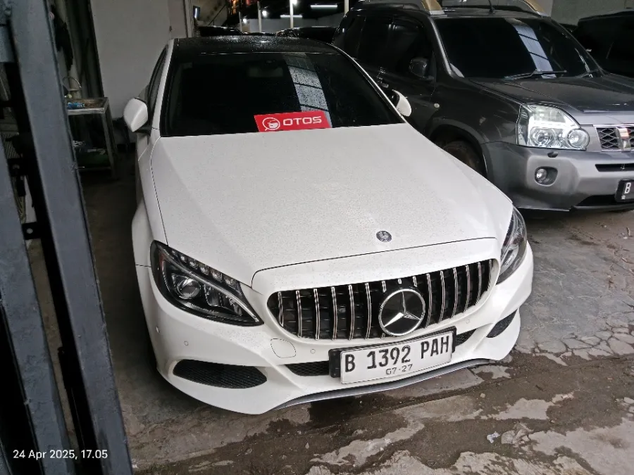 Foto Mobil Bekas Kanan Depan Mercedes-Benz C200 2.0 W205 tahun 2015