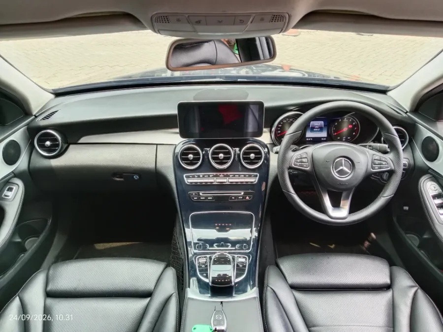 Foto Mobil Bekas Dashboard Mercedes-Benz C200 2.0 W205 tahun 2016