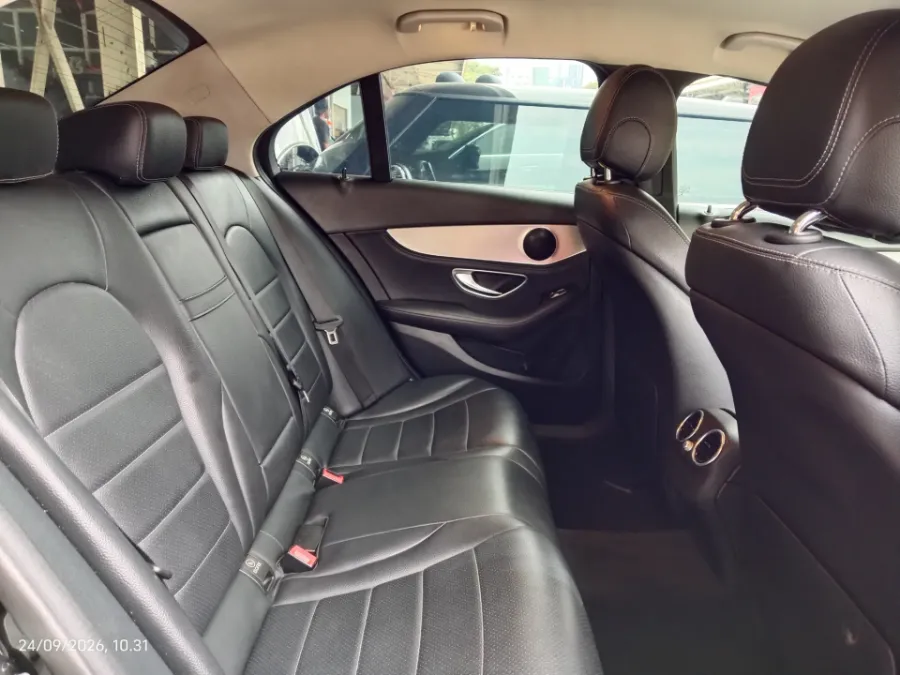 Foto Mobil Bekas Kabin Belakang Mercedes-Benz C200 2.0 W205 tahun 2016