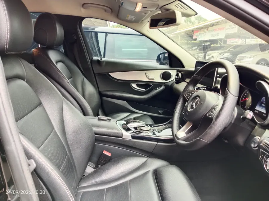 Foto Mobil Bekas Kabin Depan Mercedes-Benz C200 2.0 W205 tahun 2016