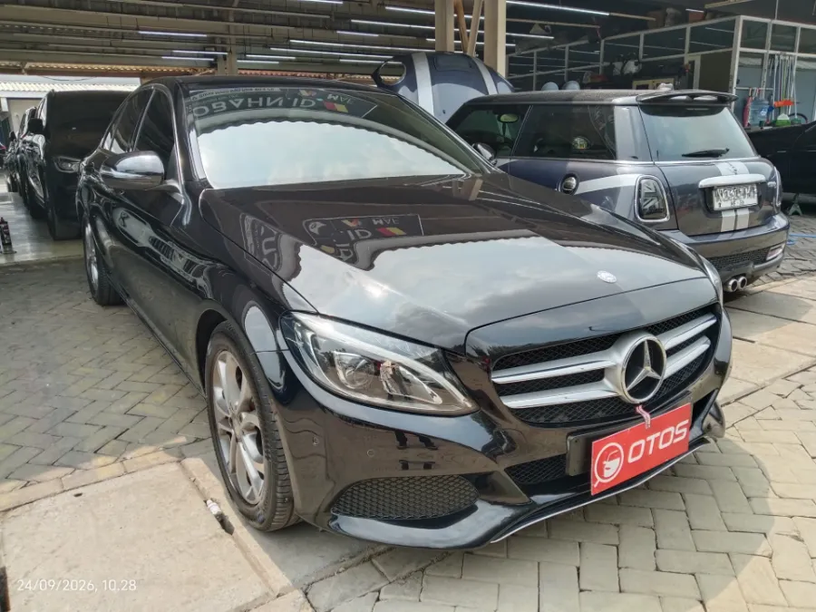Foto Mobil Bekas Kanan Depan Mercedes-Benz C200 2.0 W205 tahun 2016