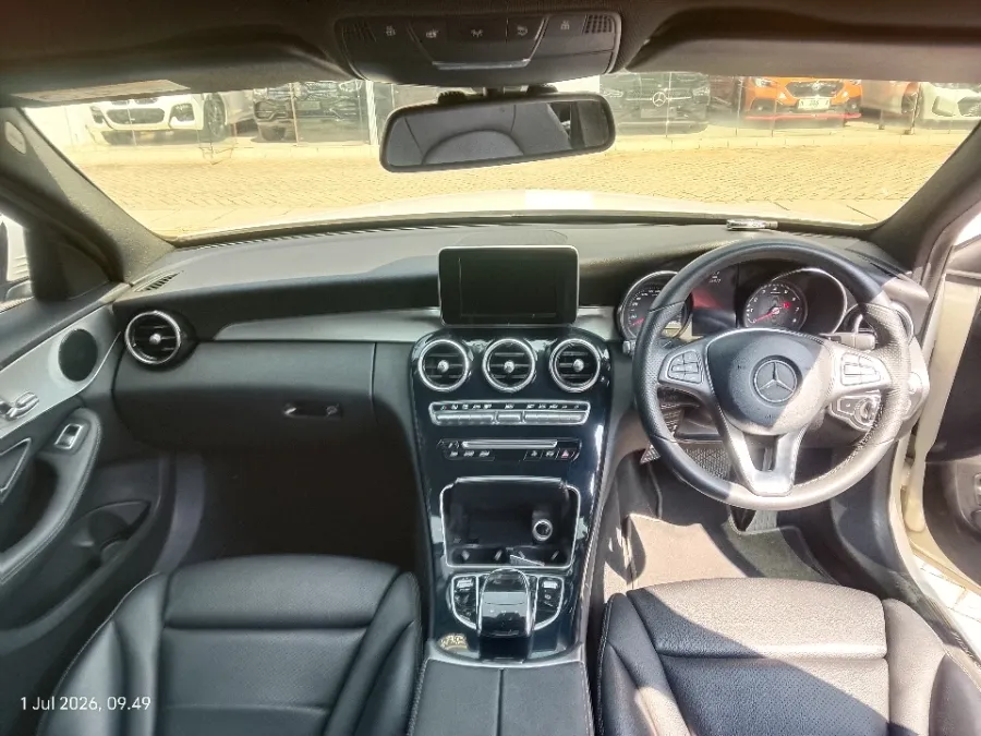 Foto Mobil Bekas Dashboard Mercedes-Benz C200 2.0 W205 tahun 2017