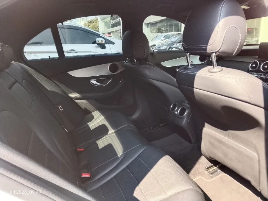 Foto Mobil Bekas Kabin Belakang Mercedes-Benz C200 2.0 W205 tahun 2017