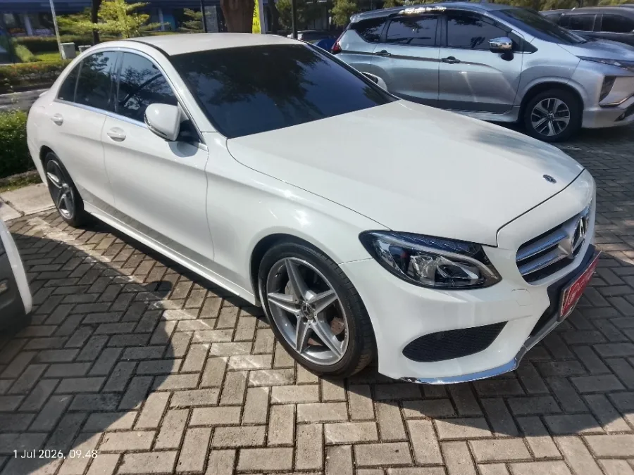 Foto Mobil Bekas Kanan Depan Mercedes-Benz C200 2.0 W205 tahun 2017