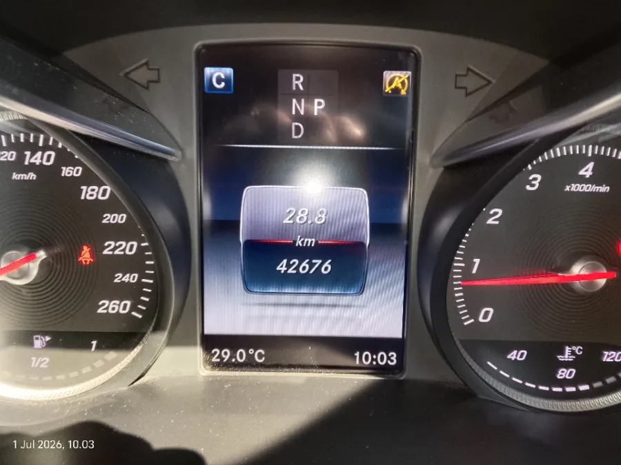 Foto Mobil Bekas Odometer Mercedes-Benz C200 2.0 W205 tahun 2017