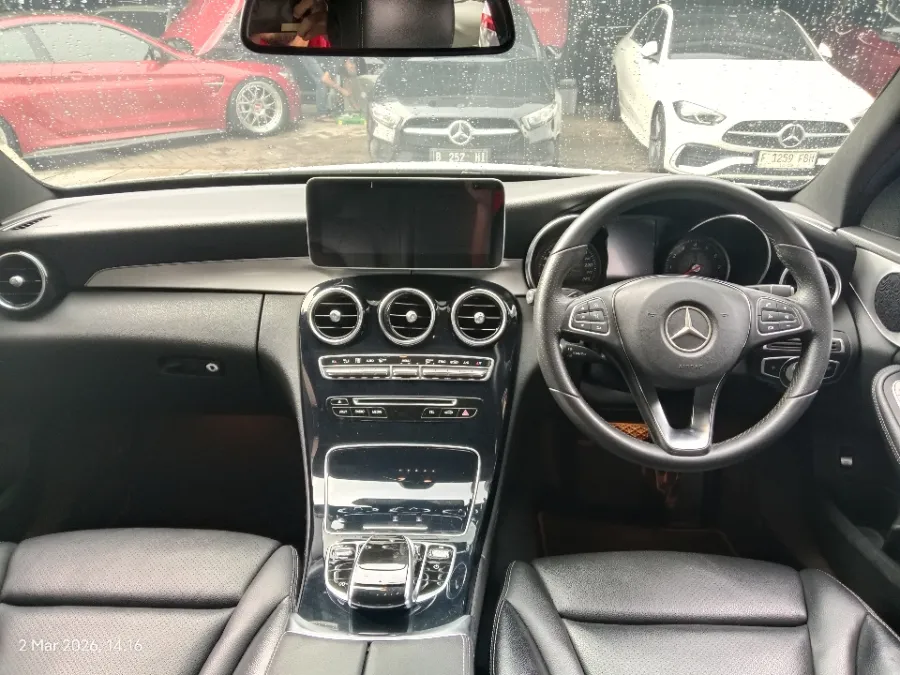 Foto Mobil Bekas Dashboard Mercedes-Benz C200 2.0 W205 tahun 2018