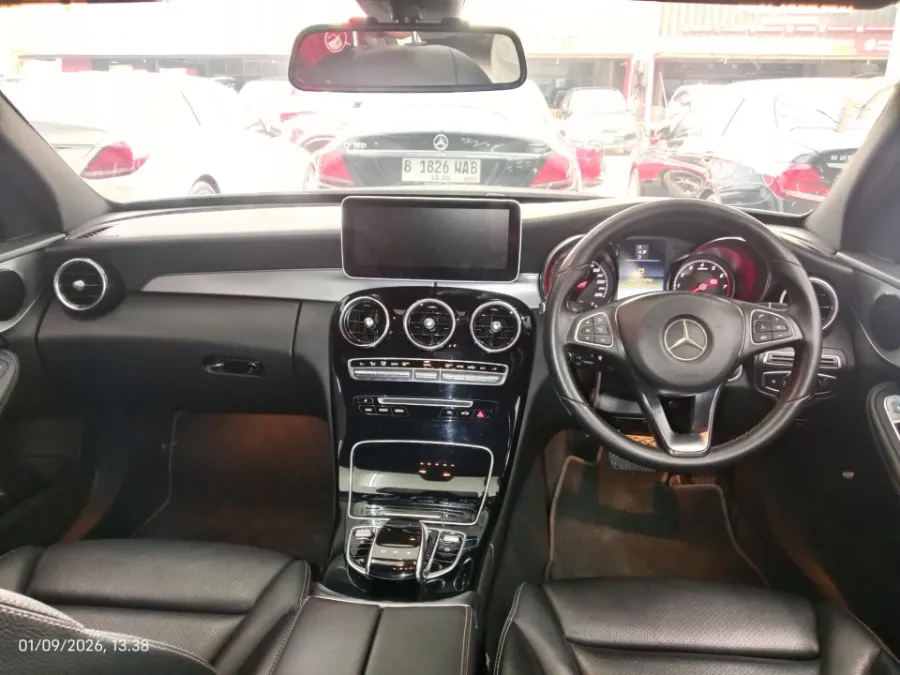 Foto Mobil Bekas Dashboard Mercedes-Benz C200 2.0 W205 tahun 2018