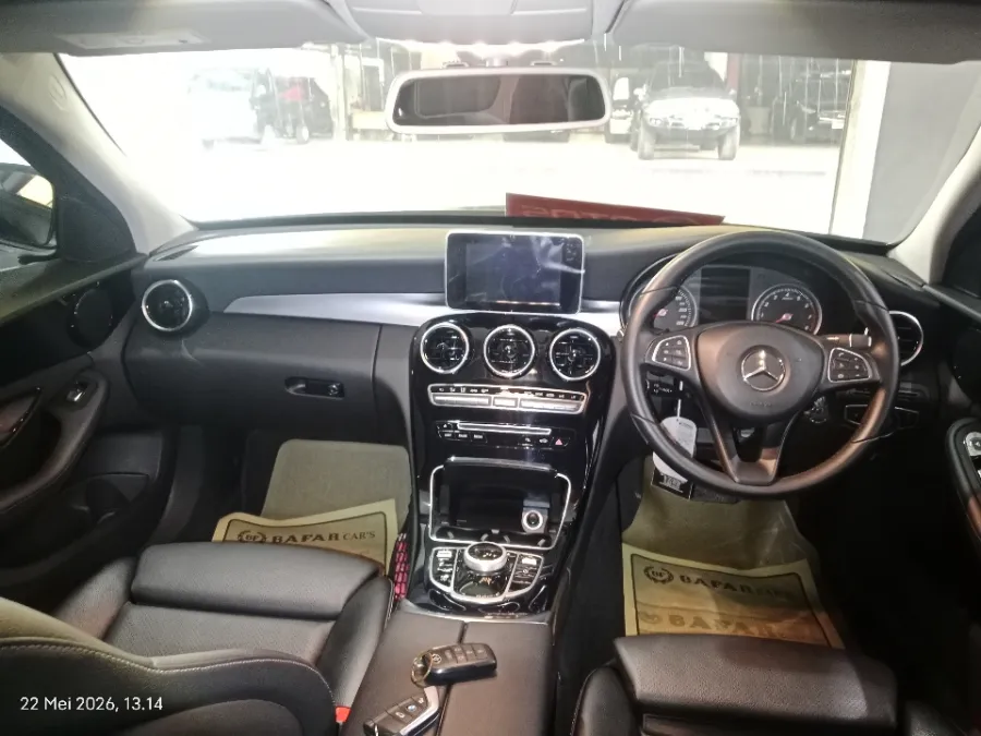 Foto Mobil Bekas Dashboard Mercedes-Benz C200 2.0 W205 tahun 2018