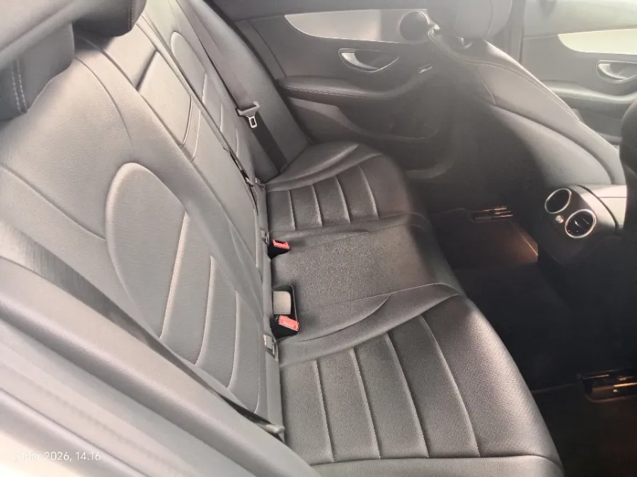 Foto Mobil Bekas Kabin Belakang Mercedes-Benz C200 2.0 W205 tahun 2018