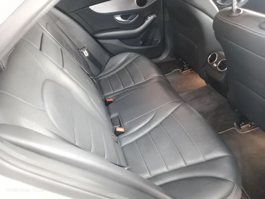 Foto Mobil Bekas Kabin Belakang Mercedes-Benz C200 2.0 W205 tahun 2018