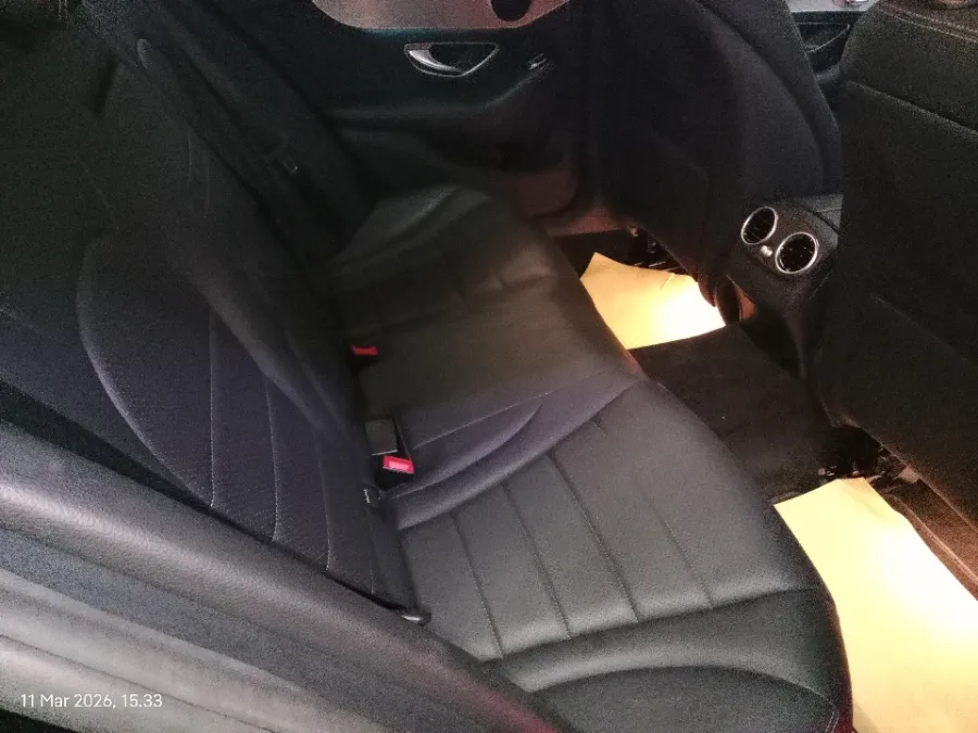 Foto Mobil Bekas Kabin Belakang Mercedes-Benz C200 2.0 W205 tahun 2018