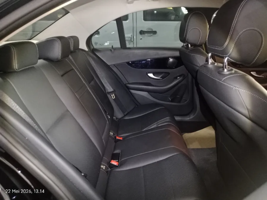 Foto Mobil Bekas Kabin Belakang Mercedes-Benz C200 2.0 W205 tahun 2018
