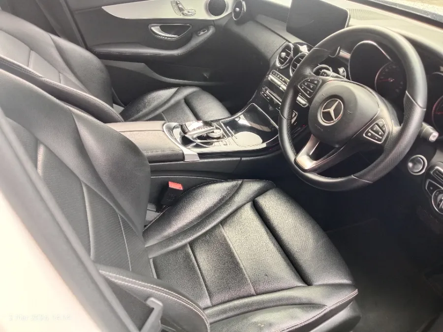 Foto Mobil Bekas Kabin Depan Mercedes-Benz C200 2.0 W205 tahun 2018