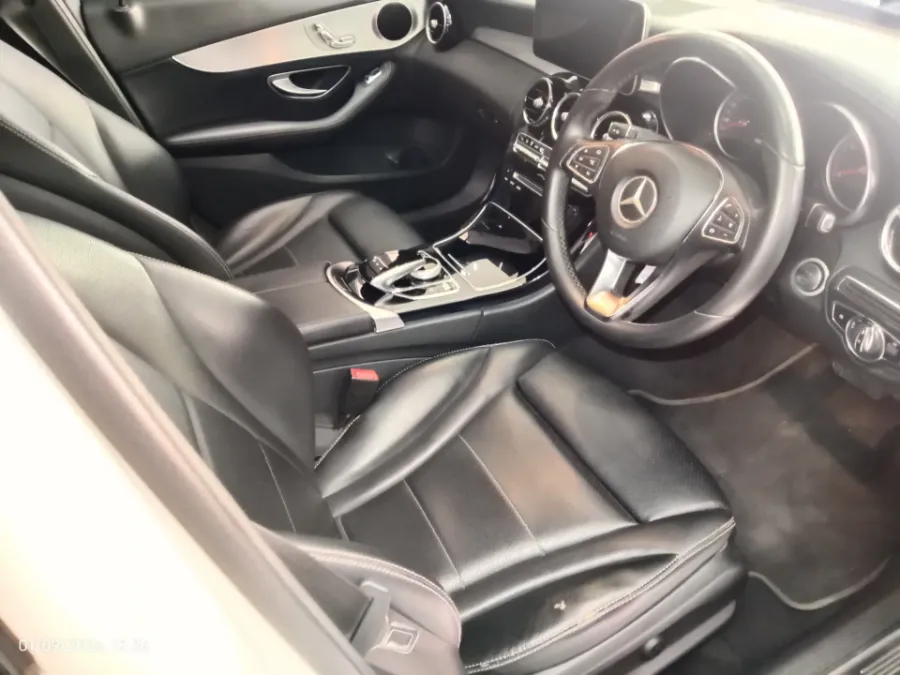 Foto Mobil Bekas Kabin Depan Mercedes-Benz C200 2.0 W205 tahun 2018